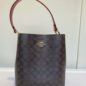 Small Town Bucket Bag in Signature Leather